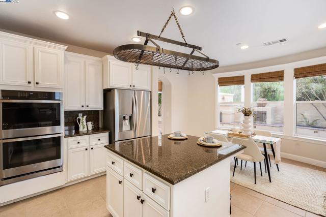 10828 Inspiration Cir, Dublin CA: https://media.crmls.org/mediaz/d54610ce-ba9a-4ac7-927e-b59092c1da50.jpg