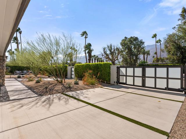 460 N Orchid Tree Lane, Palm Springs CA: https://media.crmls.org/mediaz/d547e79e-3a2a-422b-83e0-8392ee262c5c.jpg