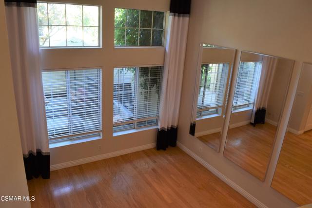 644 Warwick Avenue, Thousand Oaks CA: https://media.crmls.org/mediaz/d548c026-1dc0-4af3-bfa3-c6eb5ae9bc98.jpg