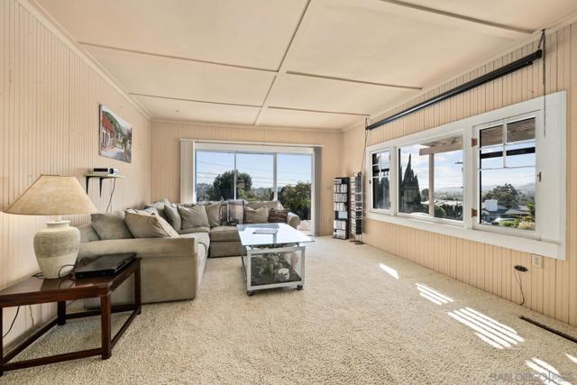 2231 Oak Hill Dr, Escondido CA: https://media.crmls.org/mediaz/d54a589b-cdde-4339-947f-140d62fa7236.jpg