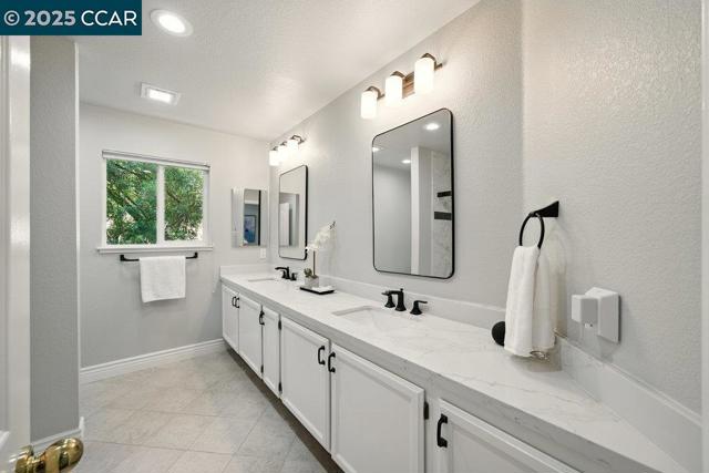 29 Blue Haven Ct, Danville CA: https://media.crmls.org/mediaz/d54b006c-3416-46bb-b3f9-5175ccb66a91.jpg