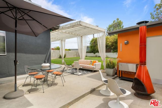 3229 Rosewood Avenue, Los Angeles CA: https://media.crmls.org/mediaz/d54bf75d-9383-4ce8-91dc-083d3783eb27.jpg