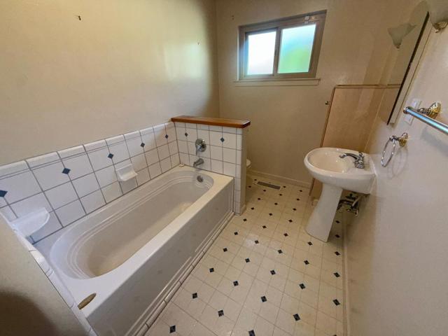 913 Camden Way, Salinas CA: https://media.crmls.org/mediaz/d54c5cba-3a57-4bda-ba89-f75b729e59fa.jpg
