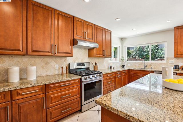 19927 Conrad Ct, Castro Valley CA: https://media.crmls.org/mediaz/d54cc860-485f-4d51-9049-8eedc208fabb.jpg