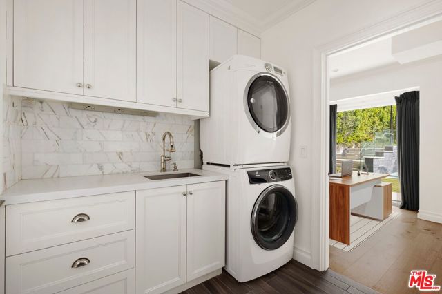 1214 Coldwater Canyon Drive, Beverly Hills CA: https://media.crmls.org/mediaz/d54fd2e4-c35c-416c-8580-151effcf015f.jpg