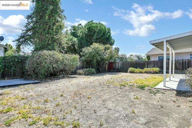 798 Oak St, Brentwood CA: https://media.crmls.org/mediaz/d5510330-1741-41ea-93d5-b32ae466546b.jpg