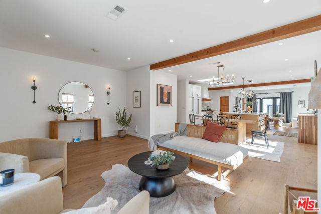 1280 S Sycamore Avenue, Los Angeles CA: https://media.crmls.org/mediaz/d5519881-4f47-4e0f-bdd2-b3a4b38ff12c.jpg