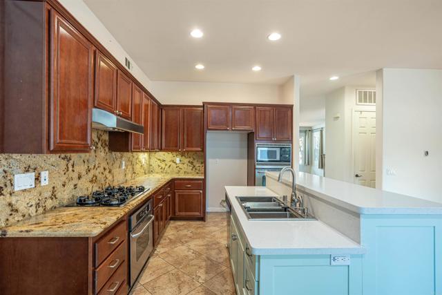 Detail Gallery Image 11 of 56 For 1701 Irwin St, Chula Vista,  CA 91913 - 5 Beds | 4/1 Baths