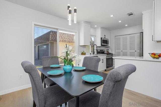268 Festival Dr, Oceanside CA: https://media.crmls.org/mediaz/d5526124-e455-4e5f-8524-3aa7f1cbf67b.jpg