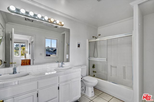 830 E Kensington Road, Los Angeles CA: https://media.crmls.org/mediaz/d5534ef5-de96-40b4-9fca-5dbd31726d87.jpg