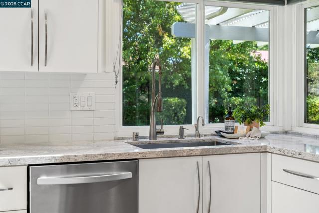 3245 Newport Court, Walnut Creek CA: https://media.crmls.org/mediaz/d5538950-cb6e-4dd5-a22d-7d694735a79f.jpg