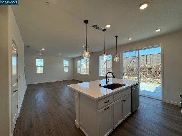 4786 Cantrell Dr, Folsom CA: https://media.crmls.org/mediaz/d553b22c-4df7-4480-8f34-7dc89d52d04b.jpg