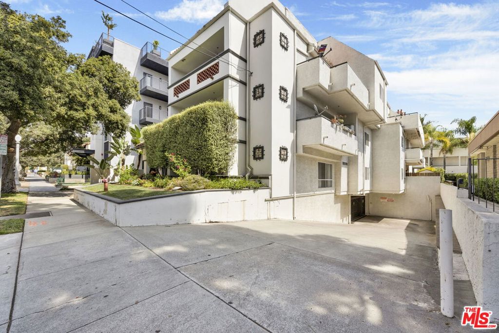 156 S Oak Knoll Avenue #101