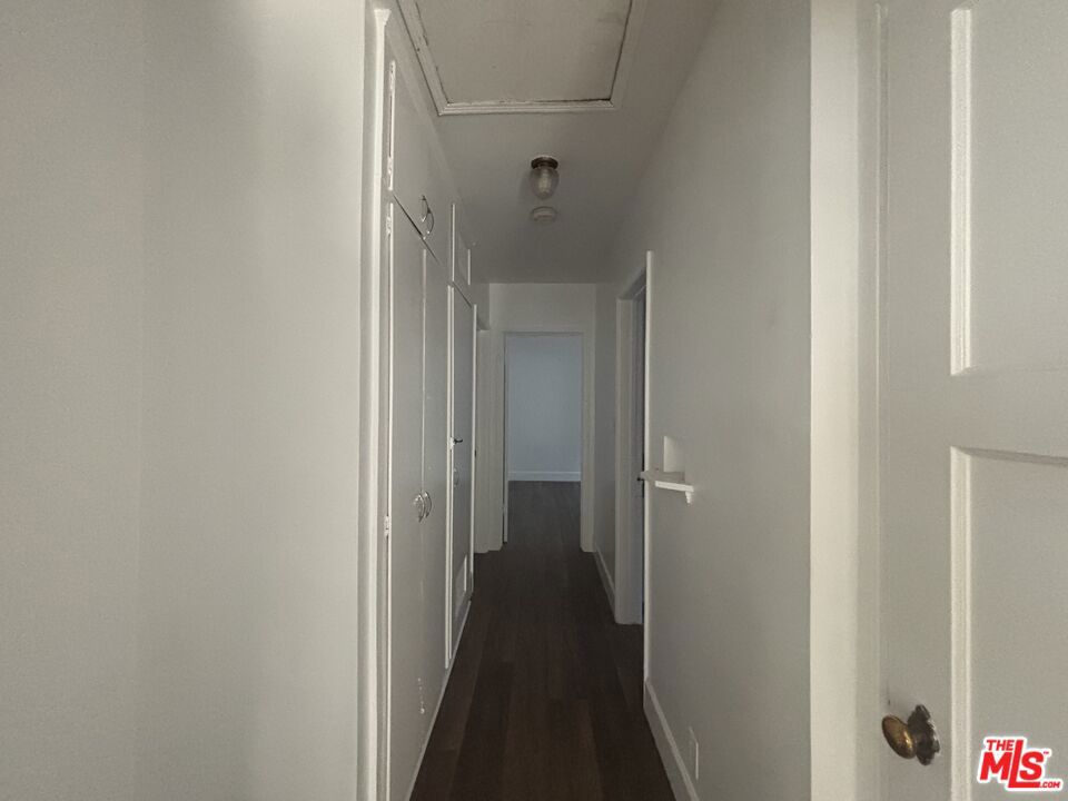 https://media.crmls.org/mediaz/d555ee60-3509-4bdc-8e6f-0fc412841ede.jpg?preset=X-Large