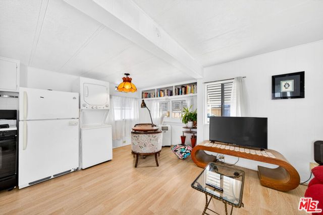 11250 Playa Street, Culver City CA: https://media.crmls.org/mediaz/d5575fcf-3b85-4ecb-8f88-ed683cf2dbd1.jpg