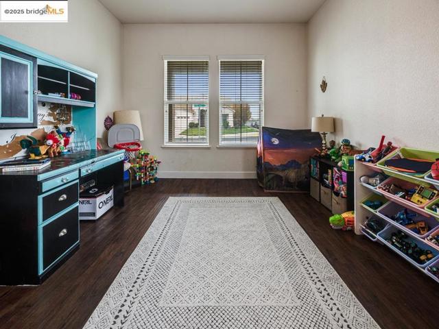 10 Da Vinci Ct, Oakley CA: https://media.crmls.org/mediaz/d5582b38-d4da-4f0e-ba5d-783f70f685ec.jpg