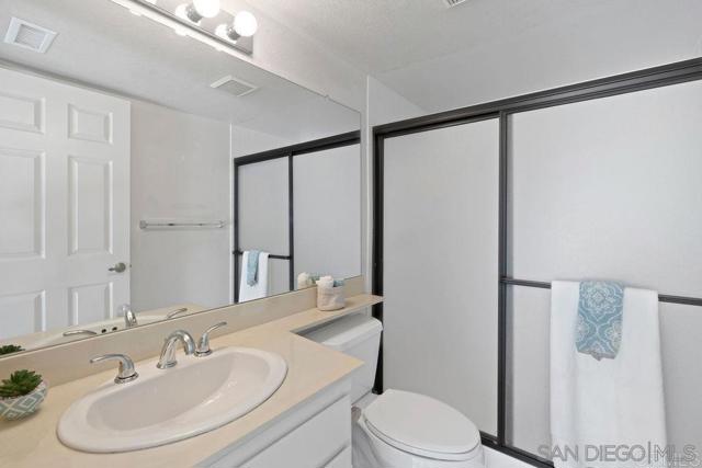 672 Chateau Place, Escondido CA: https://media.crmls.org/mediaz/d558622b-1461-48f8-a08e-5ce910680456.jpg