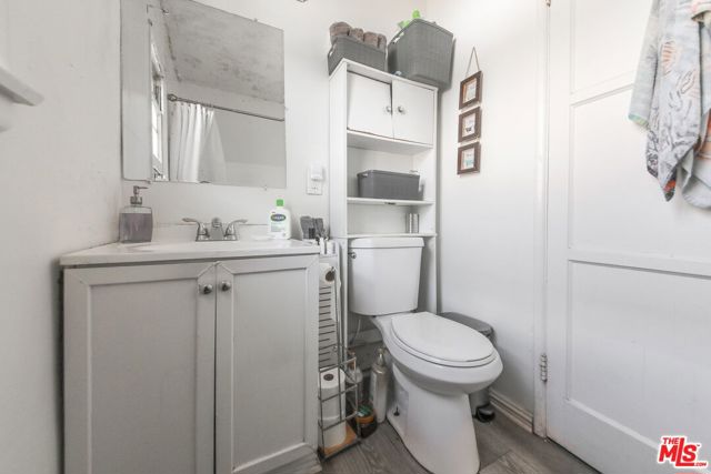 5661 Kester Avenue, Van Nuys CA: https://media.crmls.org/mediaz/d5591867-7a6f-41d0-9217-fad145ab6611.jpg