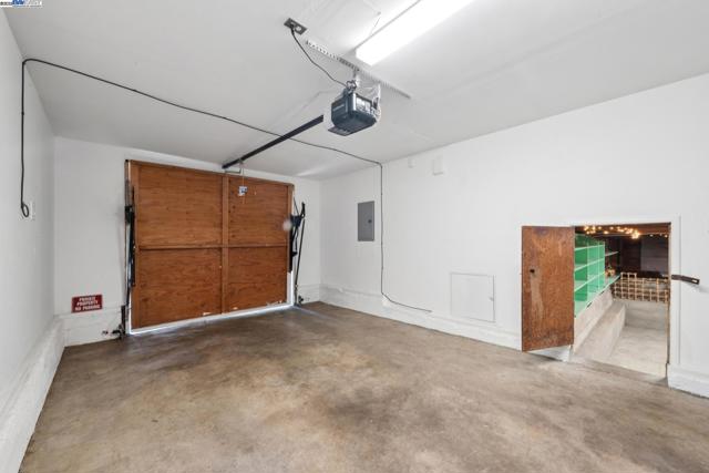 1658 Gouldin Rd, Oakland CA: https://media.crmls.org/mediaz/d559a9c2-0599-4406-be9e-7d91040789b1.jpg