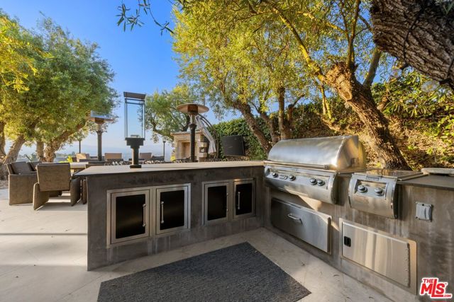 3396 Stone Ridge Lane, Los Angeles CA: https://media.crmls.org/mediaz/d55a26b0-7920-44b6-bd38-5a99849d9c26.jpg