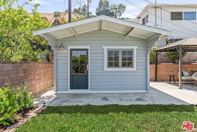 3228 Sagamore Way, Los Angeles CA: https://media.crmls.org/mediaz/d55a3844-50a0-4abf-b416-857db577b498.jpg