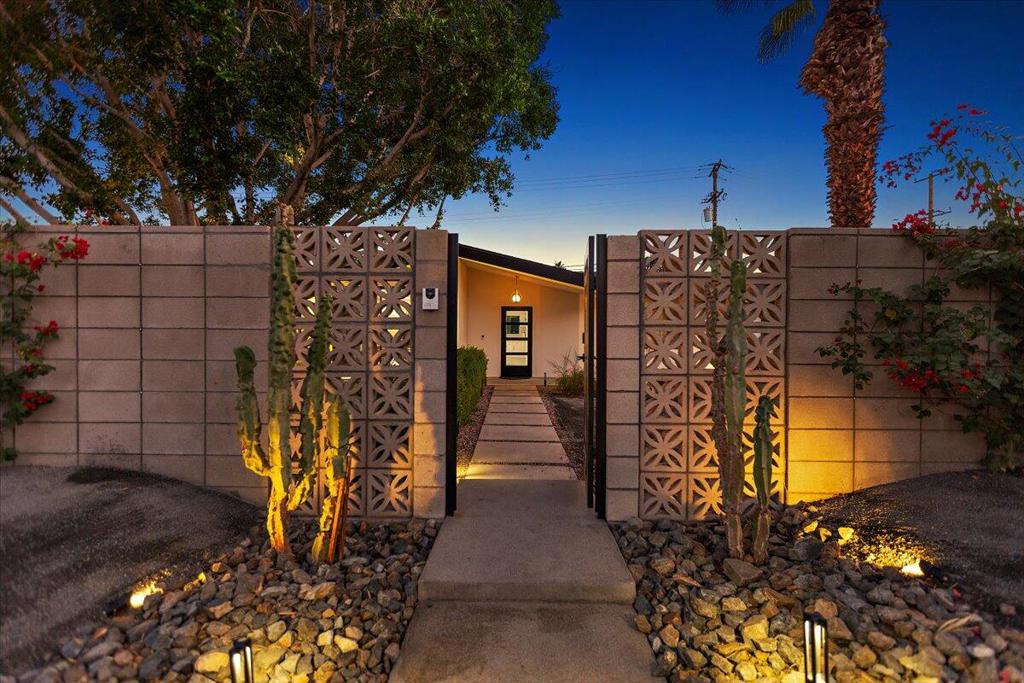 565 W Yorba Road