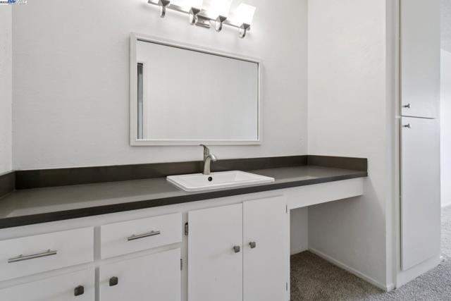 950 Shorepoint Ct, Alameda CA: https://media.crmls.org/mediaz/d55bada5-4892-492c-887a-2d95d27686ec.jpg