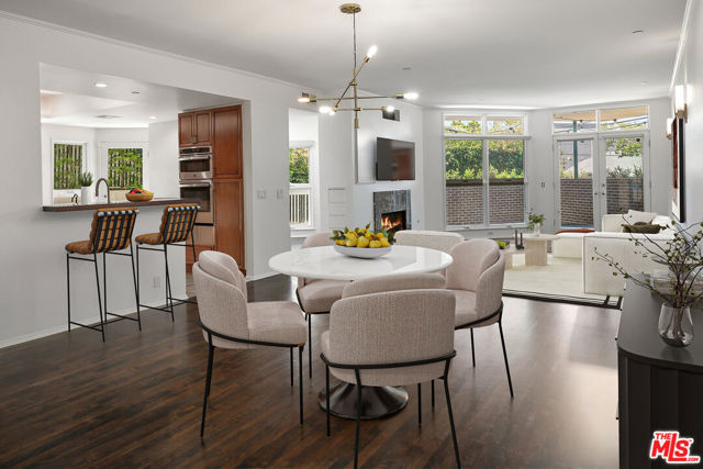 2115 3RD Street, Santa Monica CA: https://media.crmls.org/mediaz/d55c619a-5cad-4297-a804-fe0943455916.jpg