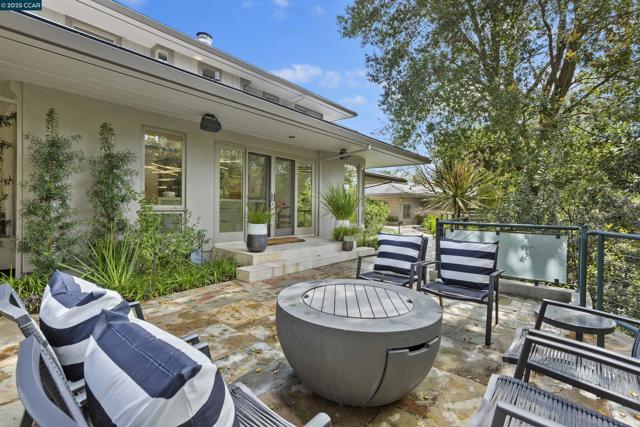 1121 Estates Dr, Lafayette CA: https://media.crmls.org/mediaz/d55dcaa3-d0e3-4632-a701-5e186b9fa99f.jpg
