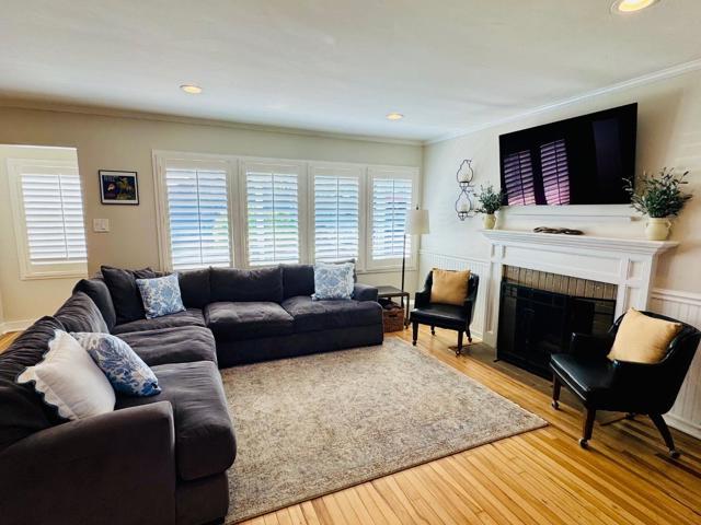1639 Cypress Avenue, San Mateo CA: https://media.crmls.org/mediaz/d55ddef9-8861-4ca1-ac67-653238ede342.jpg