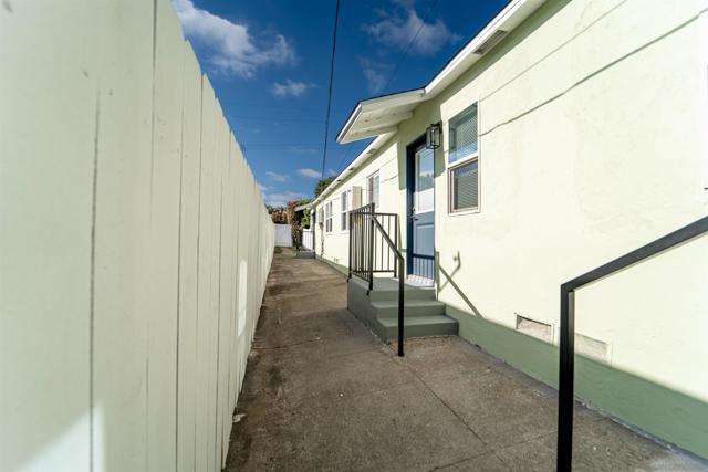 2073 79 Reed Ave, San Diego CA: https://media.crmls.org/mediaz/d55ff017-220b-42fc-84ec-bc2990e7b02f.jpg