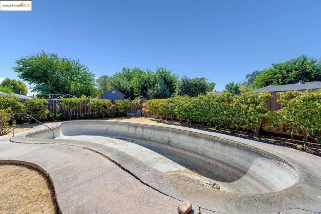 2840 Mount Diablo ST, Concord CA: https://media.crmls.org/mediaz/d5603ccf-1530-420d-b857-a9a5f5e358e2.jpg