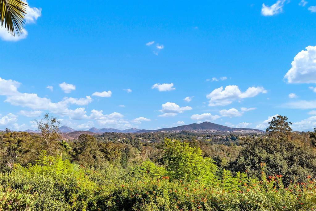 https://media.crmls.org/mediaz/d560e9e6-108b-4148-8400-fd787e6a5966.jpg?preset=X-Large
