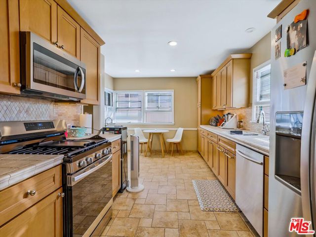 438 S Palm Drive, Beverly Hills CA: https://media.crmls.org/mediaz/d561541f-e030-46bf-8743-d1e20f258cf9.jpg