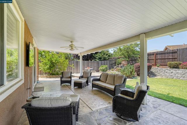 812 Westgate Drive, Vacaville CA: https://media.crmls.org/mediaz/d5618aef-4789-4617-b9a6-3139b9104d90.jpg
