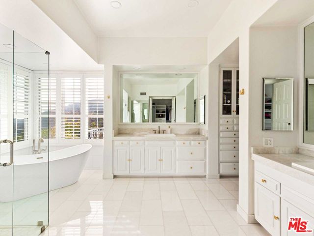 2113 Stoney Hill Road, Los Angeles CA: https://media.crmls.org/mediaz/d561e401-9dba-4fbf-a2a4-3cc4605dc24f.jpg