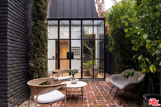8817 Thrasher Avenue, Los Angeles CA: https://media.crmls.org/mediaz/d562279d-2f64-452e-8cbc-0df25da0733f.jpg
