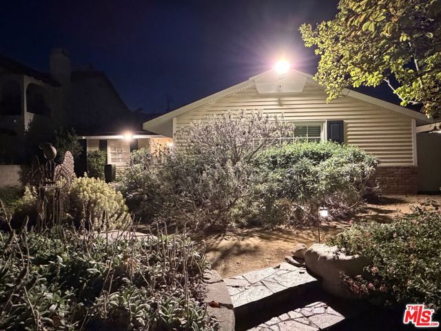 13957 Chandler Boulevard, Sherman Oaks CA: https://media.crmls.org/mediaz/d56334fc-6912-47d4-8cd6-436745e4a110.jpg