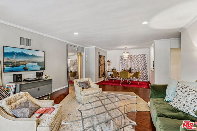 1400 N Sweetzer Avenue, West Hollywood CA: https://media.crmls.org/mediaz/d563b6a7-6646-4750-8364-4f9fccdb145e.jpg