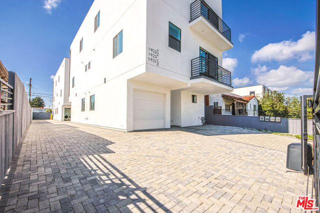 1923 Carmona Avenue, Los Angeles CA: https://media.crmls.org/mediaz/d564bbcf-175f-45be-af61-bb96aa2e32cf.jpg