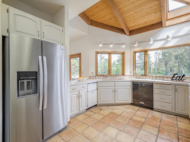 1125 Sumner Avenue, Aptos CA: https://media.crmls.org/mediaz/d564fbf7-3d7d-4870-8e01-f9b207c7189a.jpg
