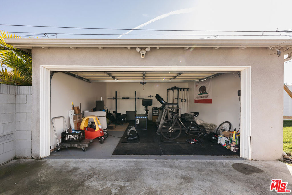 https://media.crmls.org/mediaz/d56586a0-0855-4b48-ba49-4d04972631a5.jpg?preset=X-Large