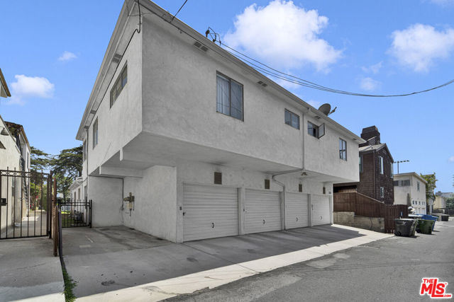 938 15th Street, Santa Monica CA: https://media.crmls.org/mediaz/d5665388-d19a-4af0-8c80-b4df5fc1968a.jpg