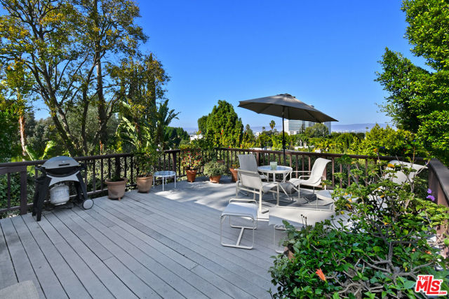 15213 Del Gado Drive, Sherman Oaks CA: https://media.crmls.org/mediaz/d566ad95-a907-475f-8402-f4abcabcb984.jpg