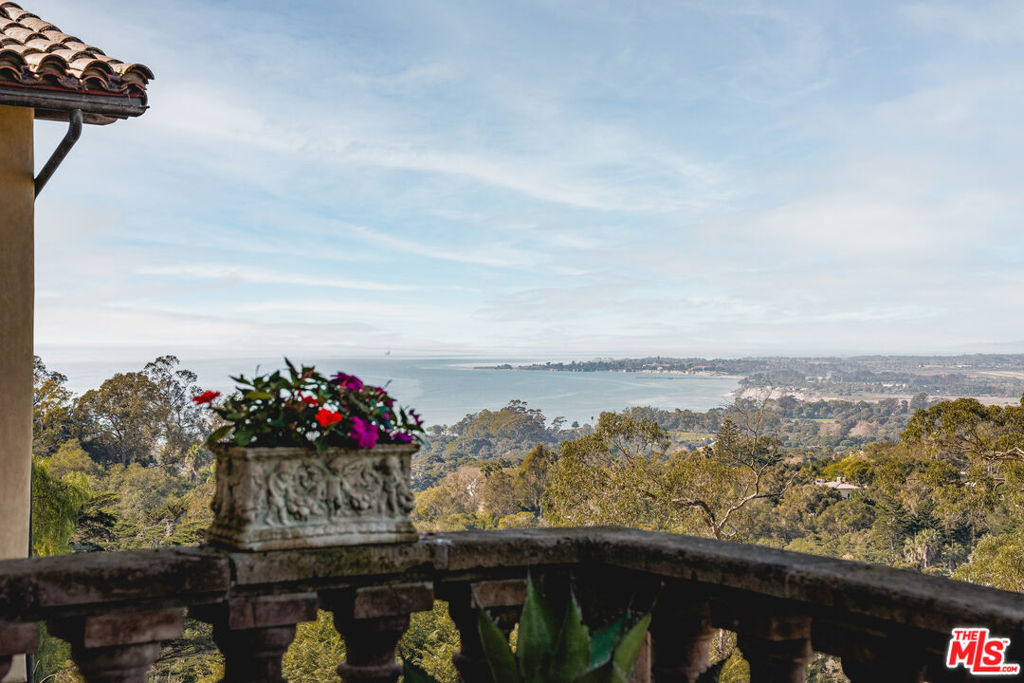 https://media.crmls.org/mediaz/d567cf97-5a59-4de9-8e7e-dcb8674d7abc.jpg?preset=X-Large
