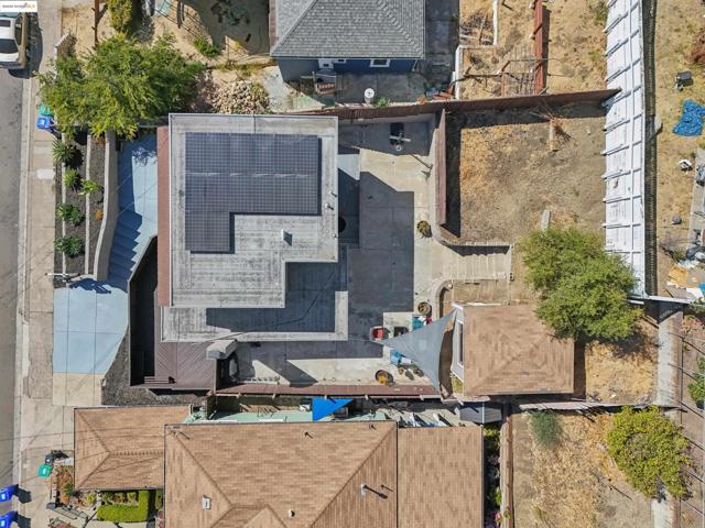 17324 Ehle St, Castro Valley CA: https://media.crmls.org/mediaz/d5683b33-1c44-408c-ab47-63a0668fa93b.jpg