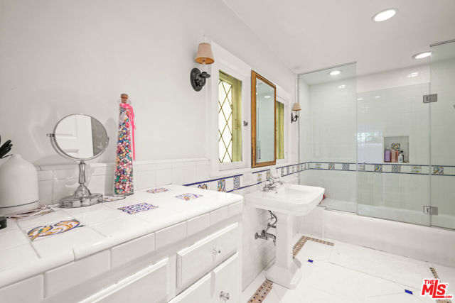 2558 Glendower Avenue, Los Angeles CA: https://media.crmls.org/mediaz/d5686076-6785-4a52-92cc-895596ee774c.jpg