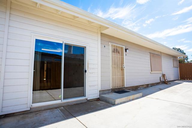 12643 Castle Court Dr, Lakeside CA: https://media.crmls.org/mediaz/d5697b5c-f328-444a-8c53-2646543e68af.jpg
