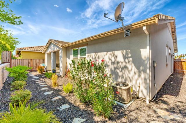 2071 Santoro Way, Hollister CA: https://media.crmls.org/mediaz/d56ac5d1-4459-46e9-9588-4f96446bf22e.jpg