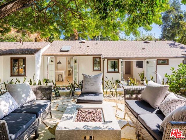 3279 Ledgewood Drive, Los Angeles CA: https://media.crmls.org/mediaz/d56b69c3-2818-4c75-ad5d-064a8feb002e.jpg